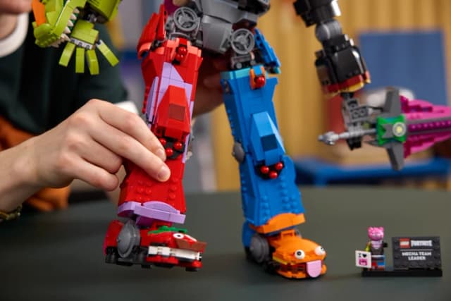 Thumbnail 11 de LEGO Fortnite Mecha-Anführer 77078 (2.503 Teile) – großer Mecha zum Bauen und Ausstellen