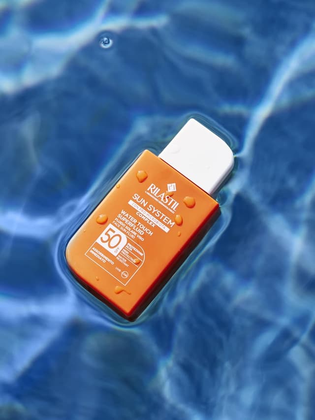 Detalle 2 de Rilastil Sun System Water Touch Superfluid SPF50 – Fluido solare viso idratante e antiossidante 50 ml