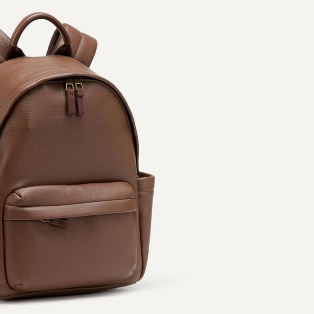 Detalle de Amazon Essentials Women’s Faux Leather Small Backpack Bag