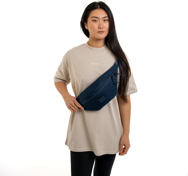 Detalle 2 de Johnny Urban Bauchtasche Erik Large Dunkelblau – große Gürteltasche mit flexiblem Gurt, wasserabweisend