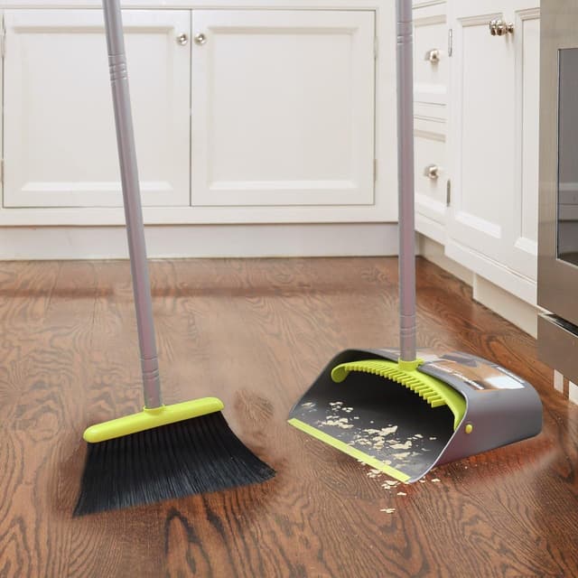 Detalle 2 de TreeLen Broom and Dustpan Set with Long Handle—Snap-Together Stand-Up Sweep Combo