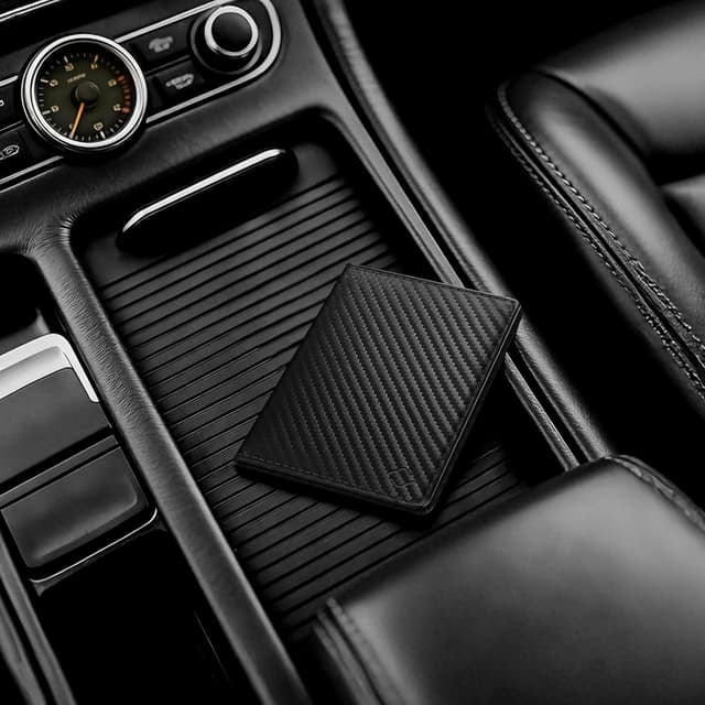 Detalle de FINTIE KFZ Fahrzeugschein Hülle & Versicherungshalter mit Magnetverschluss – Kartenetui aus Kunstleder (Carbonfaser Schwarz)