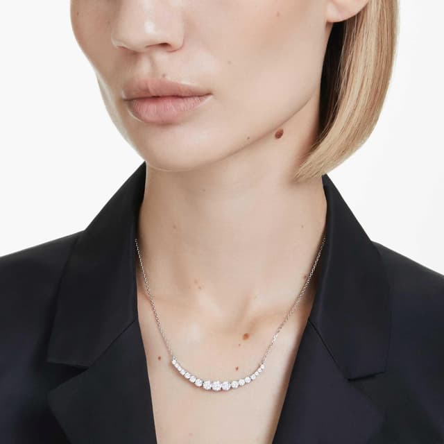 Detalle de Swarovski Matrix Collection rhodium-finished necklace with clear round-cut crystals