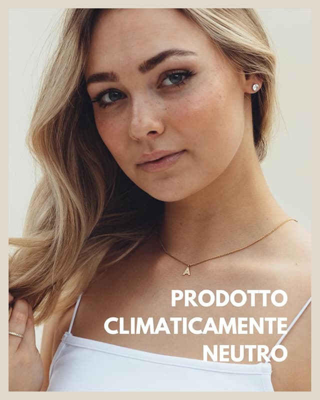 Detalle 2 de GD GOOD.designs collana a catena con lettera placcata oro 18 carati con zirconi e catenina in acciaio inossidabile