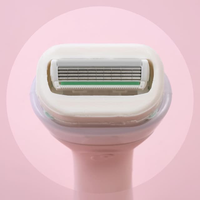 Detalle 2 de Wilkinson Sword Intuition 2 en 1, pack de 3