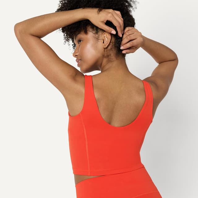 Detalle de Amazon Essentials Canotta tecnica corta FormFlex con reggiseno interno, ross brillante, S