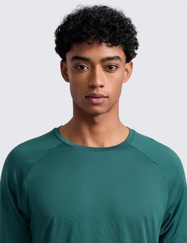 Detalle de CRZ YOGA maglietta uomo traspirante leggera a girocollo, con tessuto ad asciugatura rapida