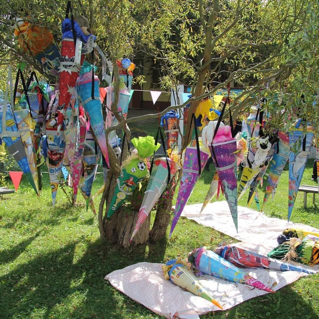 Detalle 2 de com-four 2x Schultüten Spitzenschutz aus Kunststoff – transparente Aufsteck-Spitze (Ø 2 cm) zum Schutz der Einschulungstüte