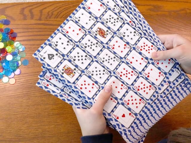 Detalle 2 de Regal Games Poker Keeno Bulk Game Set (36 Double-Sided Boards, 600 Scoring Chips, Standard Deck) for Casino Night