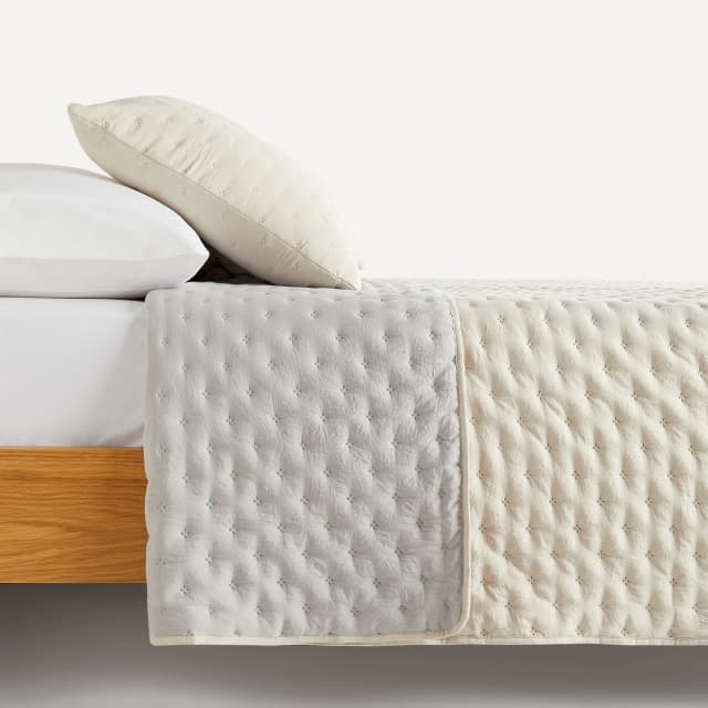 Detalle de Basics El Corte Inglés Edredón reversible Ona Basics con funda de cojín