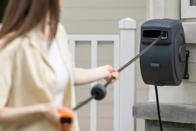 Thumbnail 6 de Giraffe Tools wandmontierte Schlauchbox 35 m inkl. 2 m Anschlussschlauch – automatischer Gartenschlauch-Aufroller mit 180° Schwenkarm und 7 Musterdüsen