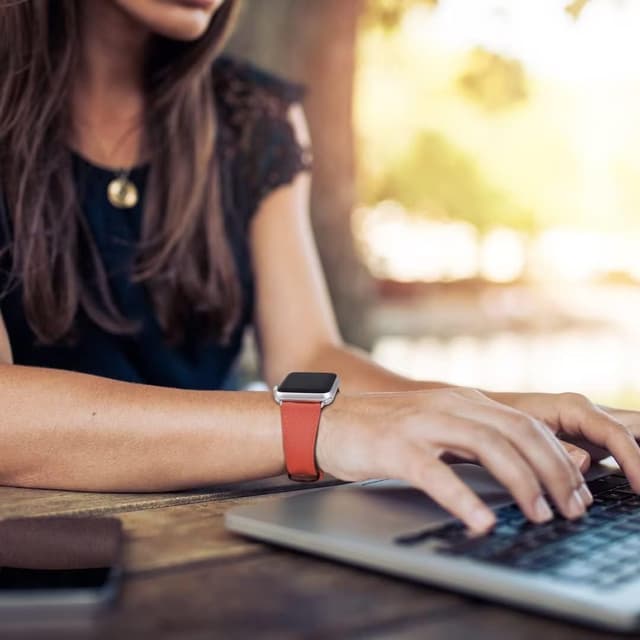 Detalle de AoYi Italian Genuine Leather Watch Straps for Apple Watch (38mm–49mm) – Slim cowhide bands with 316L stainless steel buckle