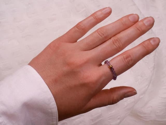 Detalle de BERGERLIN Echter Naturstein Perlen Ring mit vergoldeter Perle – Anti-Stress Fidget Ring mit Echtheitszertifikat
