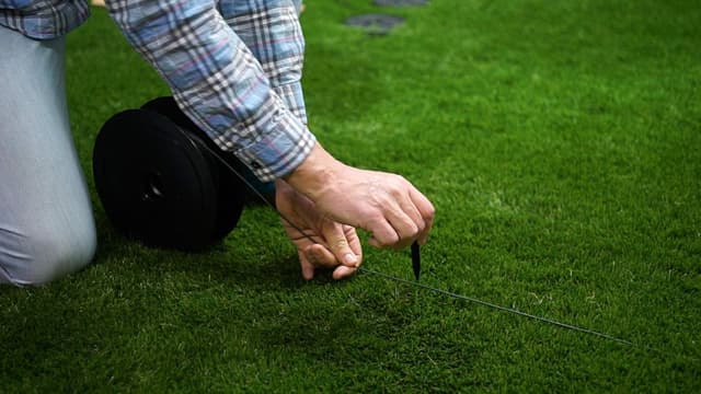 Detalle de WORX WA0179 picchetti per fissaggio filo perimetrale Landroid (confezione da 100 pezzi, nero)