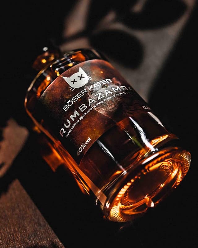 Detalle de RUMbazamba Böser Kater Caramel-Toffee Rumbazamba, 0,5 l mit 40% vol – handgemacht in kleiner Auflage