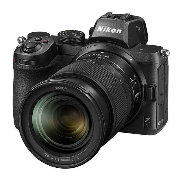 Detalle de Nikon Z5 (EVIL) con objetivo NIKKOR Z 24-70mm f/4 S, kit de fotograma completo