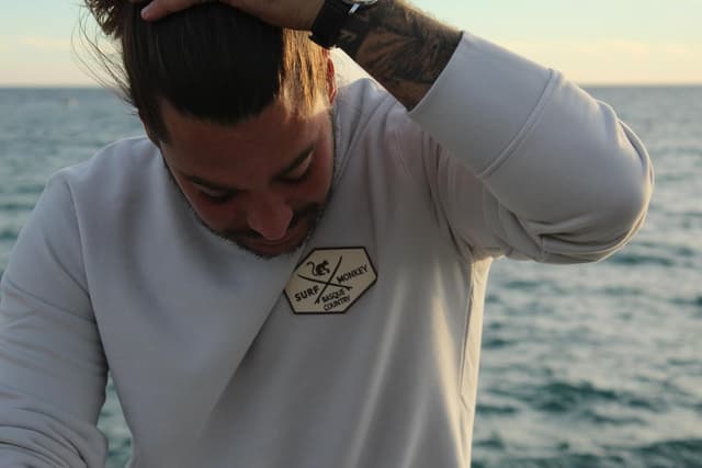 Detalle 2 de Surf Monkey felpa classica con scollo rotondo e patch ricamato