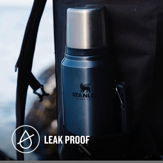Detalle 2 de Stanley Classic Legendary Flask 0.75L Nightfall (BPA-free) — insulated stainless steel thermos with leakproof lid