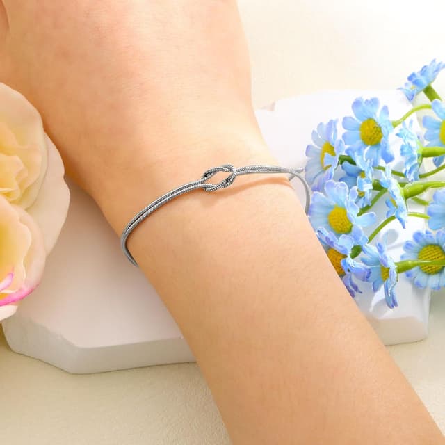 Detalle 2 de HEYEJET Liebesknoten Armband aus Edelstahl (Silber/Gold) – Geschenkidee mit Verlängerungskette