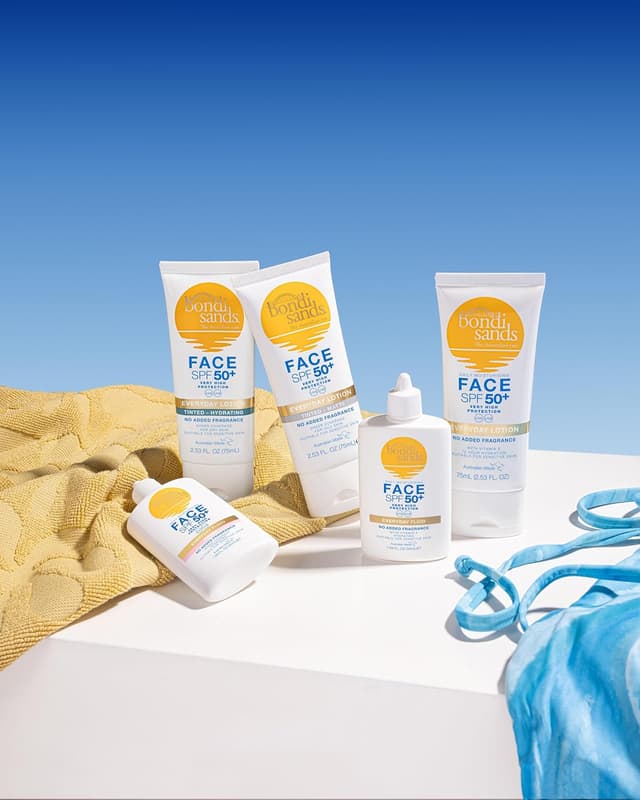 Detalle 1 de Bondi Sands SPF 50+ Fragrance Free Hydrating Tinted Face Lotion (75 mL)