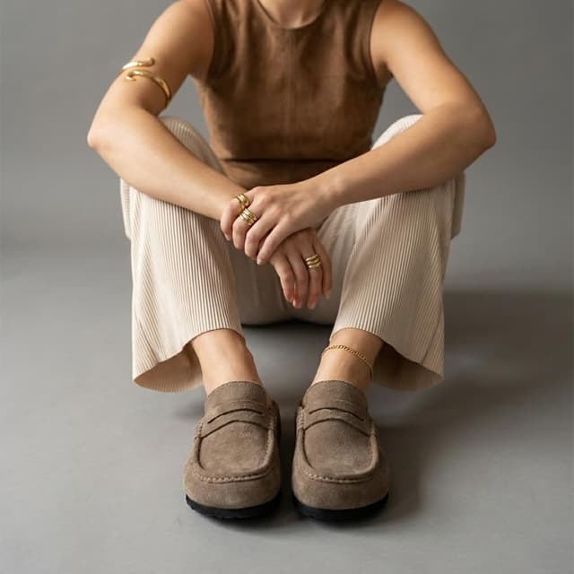 Detalle 2 de CUSHIONAIRE Fondu Genuine Leather Mule Clogs 2026