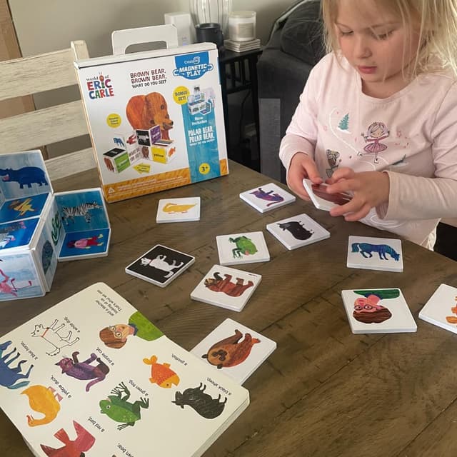 Detalle de CreateOn Eric Carle Brown Bear with Polar Bear Bonus Set Magnetic Tiles (24-Piece) — STEM Building Set for Kids Ages 3+
