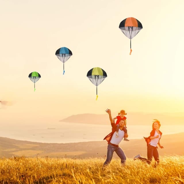 Detalle de Fallschirm Spielzeug Kinder – Fallschirmspringer zum Werfen (4 Stück in Farben: orange, blau, grün, gelb)