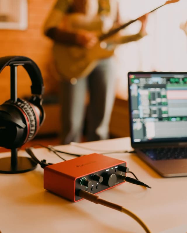 Detalle 2 de Focusrite Scarlett4-Studio – 4‑Eingänge Audio-Interface für gleichzeitige Aufnahmen