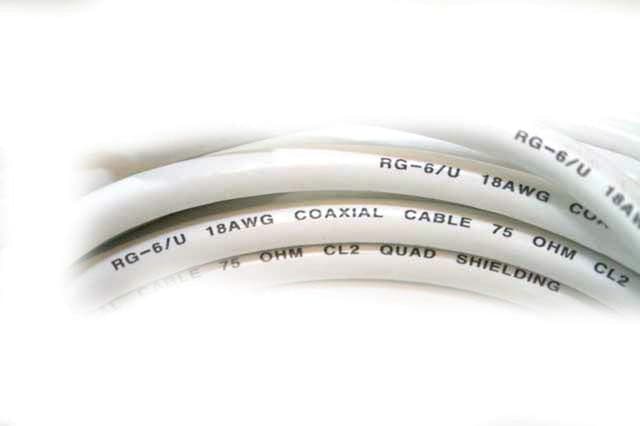Detalle de Monoprice 104061 RG6 Quad Shield CL2 Coaxial Cable with F Type Connector, 50ft (White)