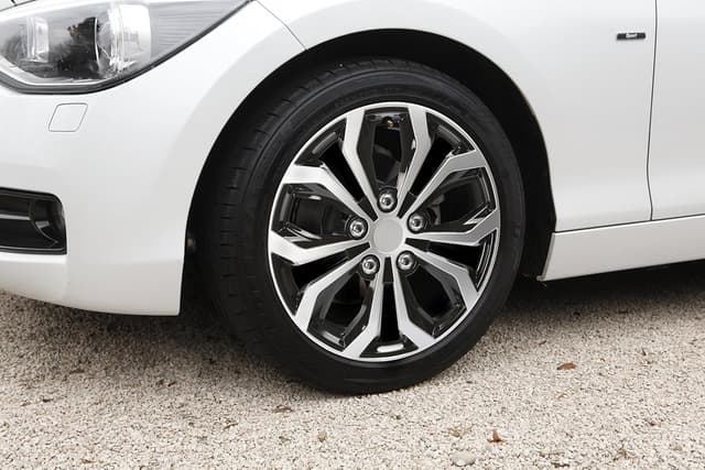 Detalle 2 de cartrend Daytona Radzierblenden 16 Zoll Schwarz Silber