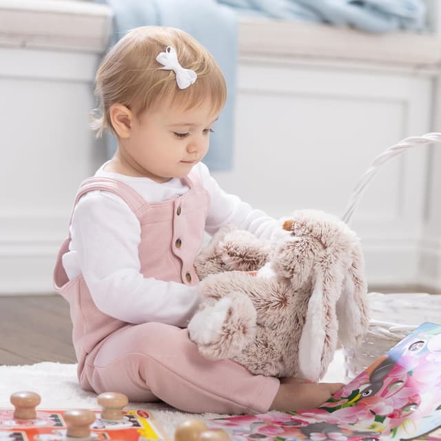 Detalle 2 de Melissa & Doug Burrow Bunny Plush