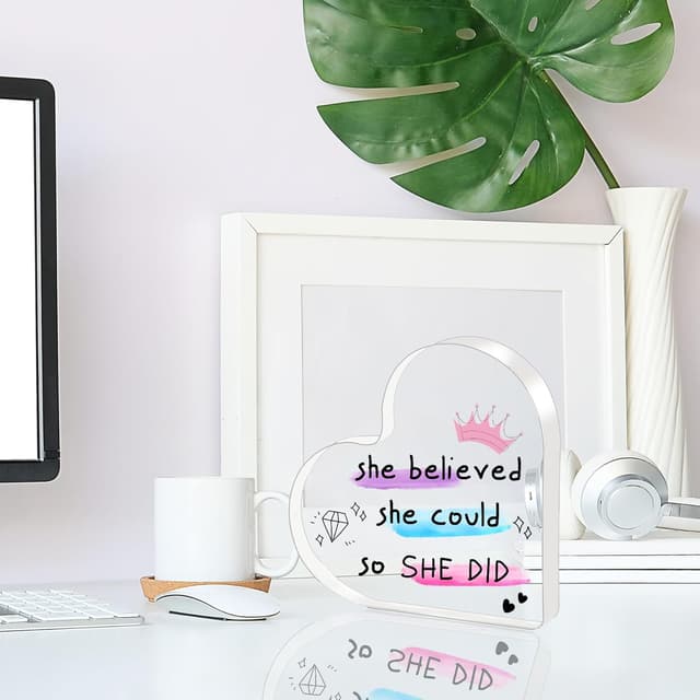 Detalle 2 de Heart Shaped Acrylic Plaque 10×10×1 cm for Her