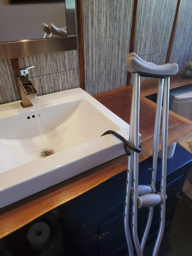 Detalle 2 de Crutcheze Lot de 3 supports de canne (attaches en mousse) pour garder une canne à portée de main