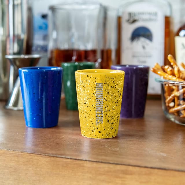 Detalle 2 de Rico Industries NCAA Unisex Minimalist Washington Huskies 2oz Ceramic Shot Glass