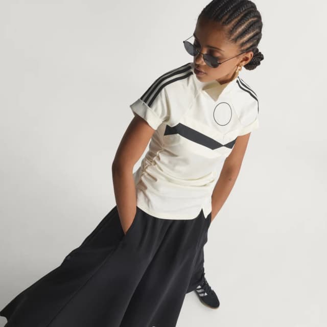 Detalle de Camiseta técnica Adidas Reconstructed (blanca) para entrenar con comodidad