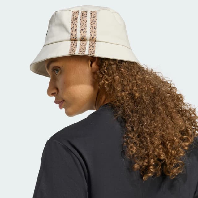 Thumbnail 1 de Adidas Gorro pesquero estampado leopardo Beige 🧢