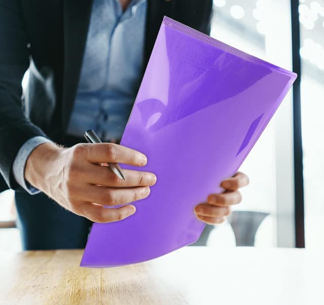 Detalle 2 de 25 Pack A4 Clear Plastic Folders (8 Assorted Colours) – Transparent PP File Wallets