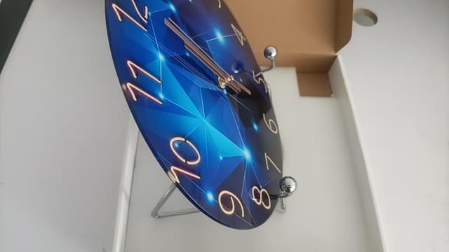 Detalle de Constantplanet Blue Wall Clocks: batteriebetriebene Glas-Wanduhr ohne Ticken (ab 16 Zoll)