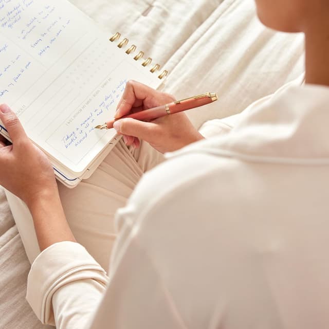 Detalle de Parker IM Writing Rituals Füllfederhalter – orangefarbenes Gehäuse mit Farbverlauf, goldene Zierelemente, blaue Tinte & Geschenkbox