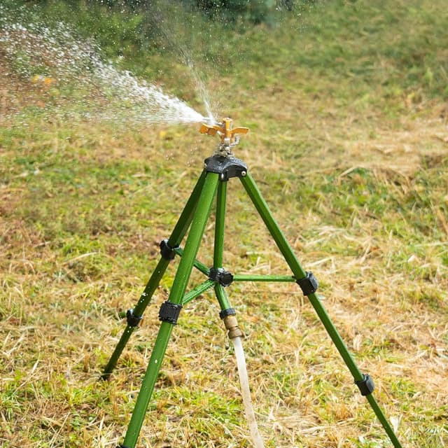 Detalle de Hourleey Impact Sprinkler on Tripod Base (Brass, 0–360° Coverage) for Yard & Lawn