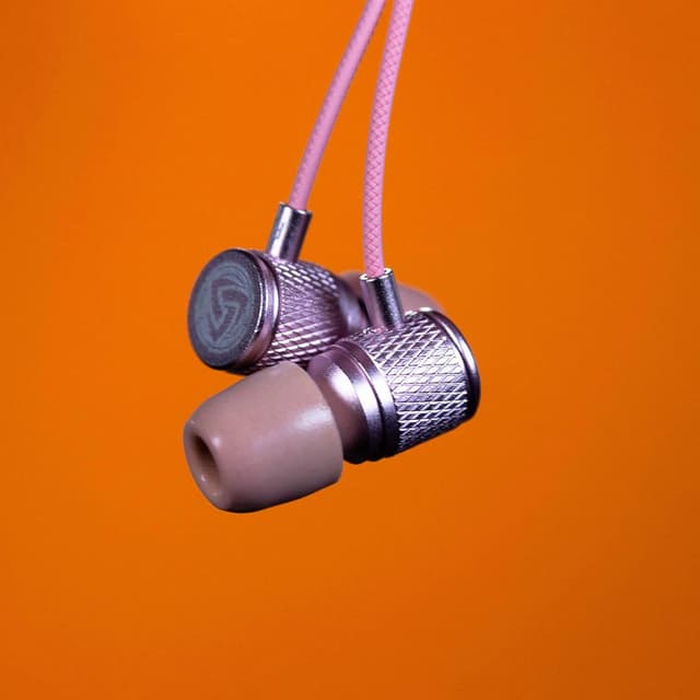 Detalle de LUDOS Ultra Wired Earbuds (In-Ear) with Microphone, Noise Isolating, Memory Foam Tips, 5-Year Warranty — Pink