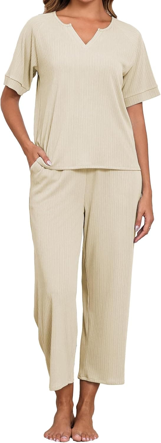 Detalle de Famulily women’s lounge wear set: textured stripe V-neck top and wide-leg trousers with pockets