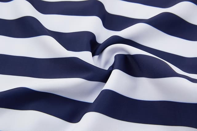 Detalle 2 de upandfast UPF 50+ toddler rashguard swimwear with full-length zipper