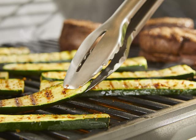 Detalle de Weber Precision 3-Piece Grilling Tool Set (Stainless Steel Tongs, Spatula & Silicone Basting Brush)