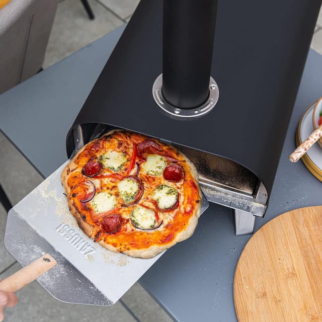 Detalle de Zanussi ZPO1BPC Outdoor 12 Inch Wood Pellet Portable Pizza Oven with Paddle and Cover (Black)