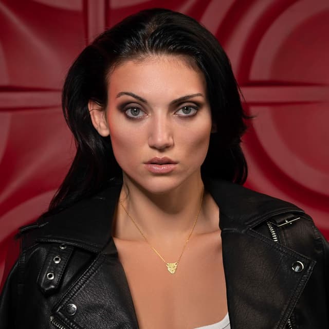 Detalle de Collier namana Panthère : chaîne et pendentif en laiton plaqué or, finition mate