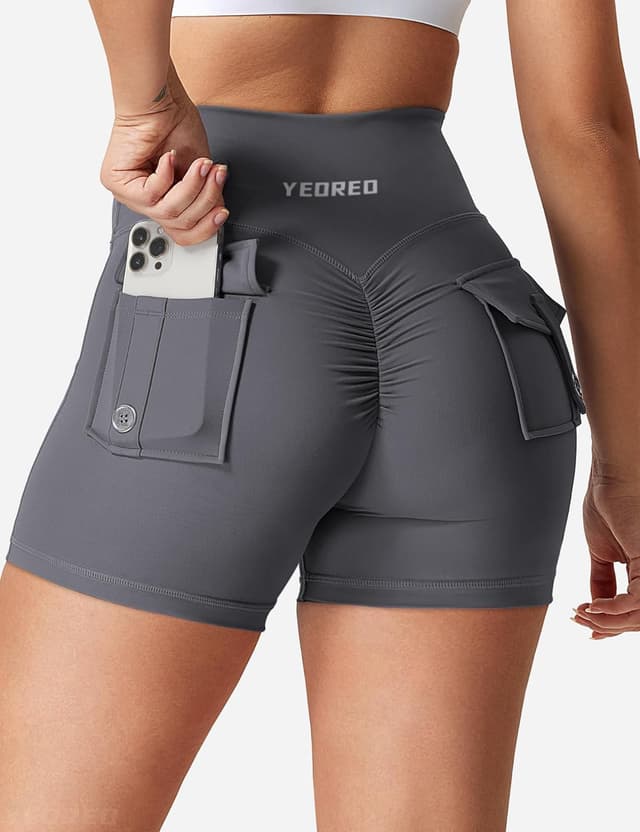 Detalle de YEOREO CoreFlex Scrunch Workout Shorts with Pockets (High-Waisted Gym & Yoga Biker Shorts)
