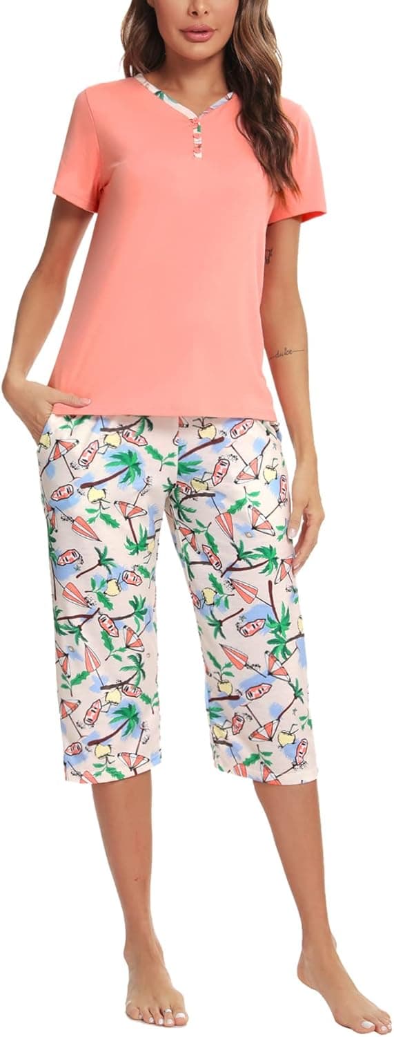 Detalle de Ensemble pyjama femme Uniexcosm : coton imprimé à col V boutonné, manches courtes et 3/4 pantacourt