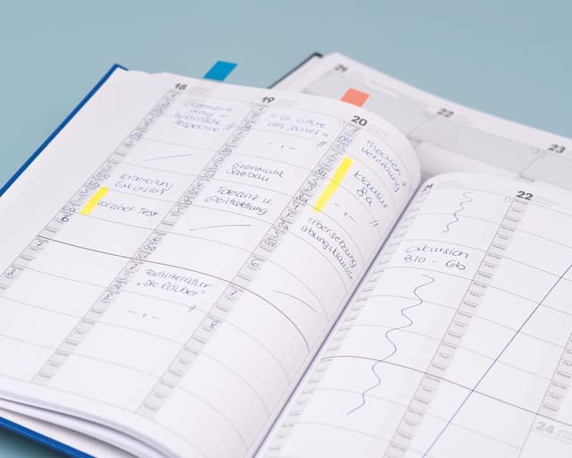 Detalle 2 de BRUNNEN Termin- & Unterrichtsplaner 2025/2026 (A4) – Baladek-Kunststoffeinband, schwarz