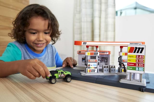 Detalle 2 de Matchbox Action Drivers Gasolinera y Vehículo Escala 1:64 ⛽